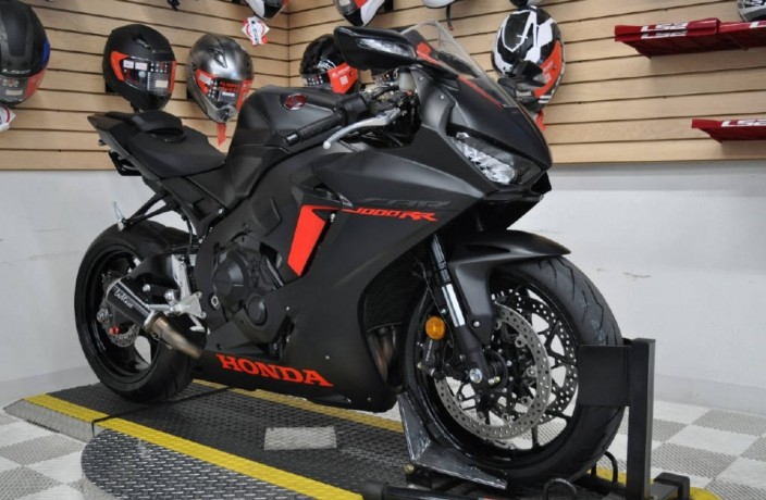2017-honda-cbrhon-1000cc-big-1