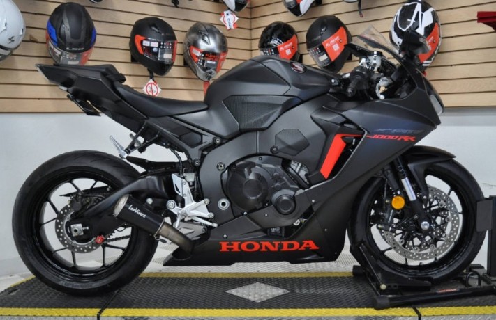 2017-honda-cbrhon-1000cc-big-0